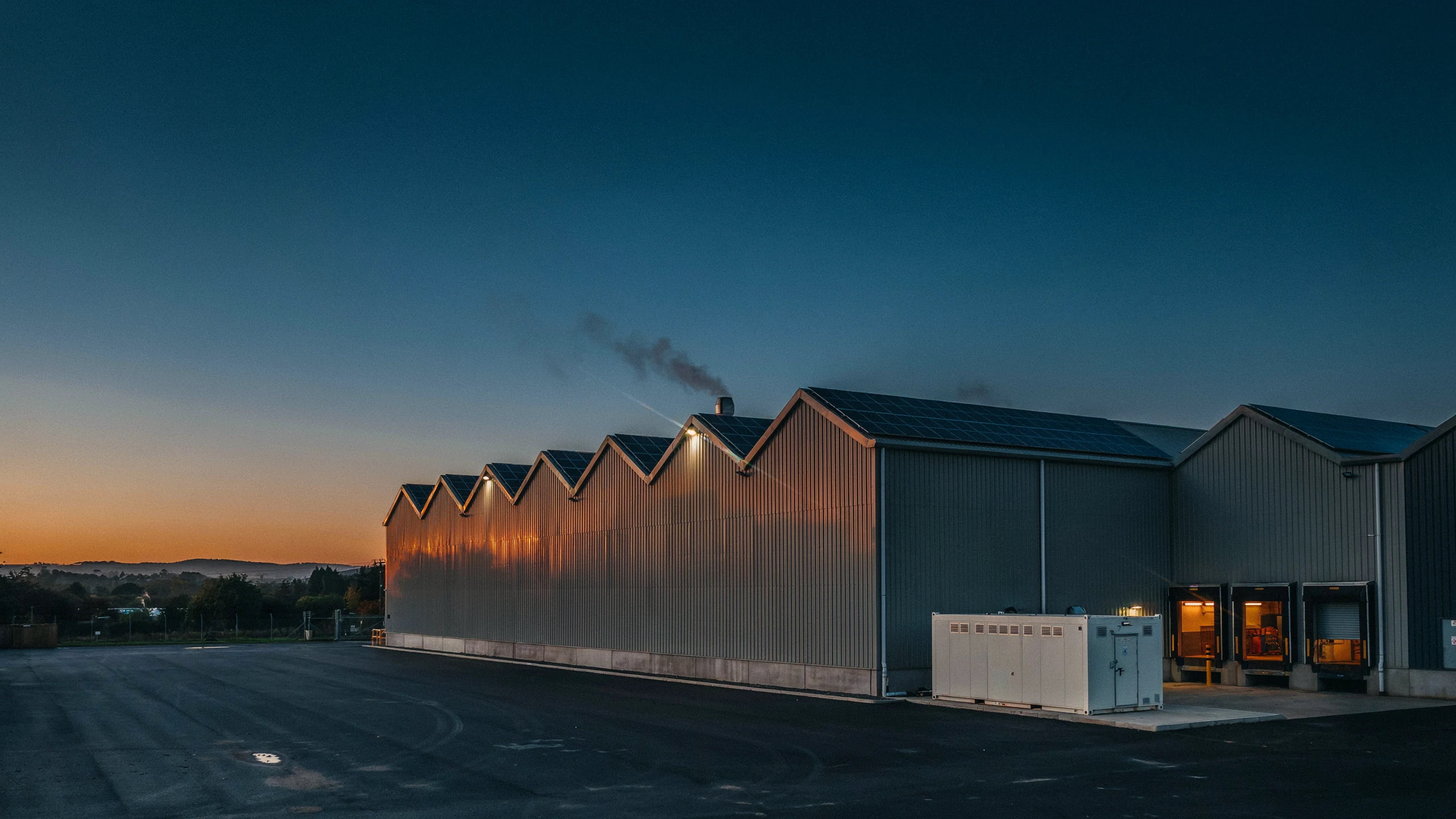 Stabilimento manifatturiero con tetto fotovoltaico e container di accumulo
